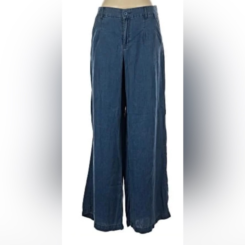 American Eagle Outfitters Wide Leg Jean Trousers. Fits size 4. Waist is 14”